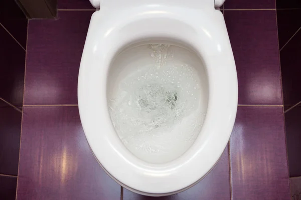 Otwarta Biała Toaleta Pokoju Płytkami Łazience Apartamencie — Zdjęcie stockowe