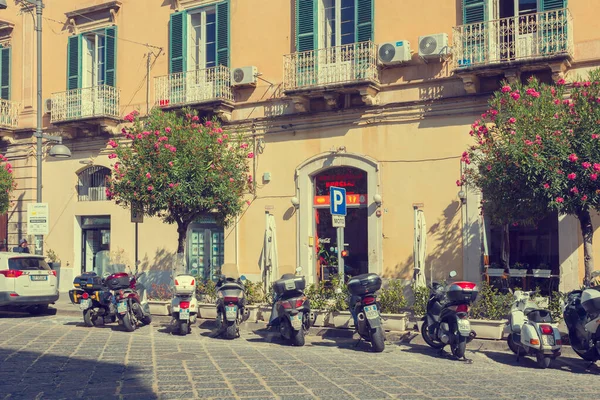 Syracuse Sicily Itália Outubro 2019 Motocicleta Estacionamento Rua Perto Uma — Fotografia de Stock