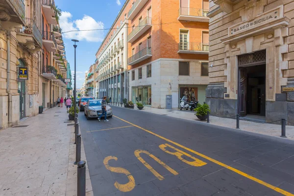 Syracuse Sicily Itália Outubro 2019 Marcações Ônibus Amarelo Uma Rua — Fotografia de Stock