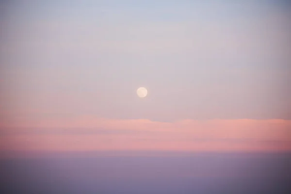 Supermoon Στο Φόντο Του Ουρανού Ηλιοβασίλεμα Μαλακά Σύννεφα Παστέλ Χρώματα — Φωτογραφία Αρχείου