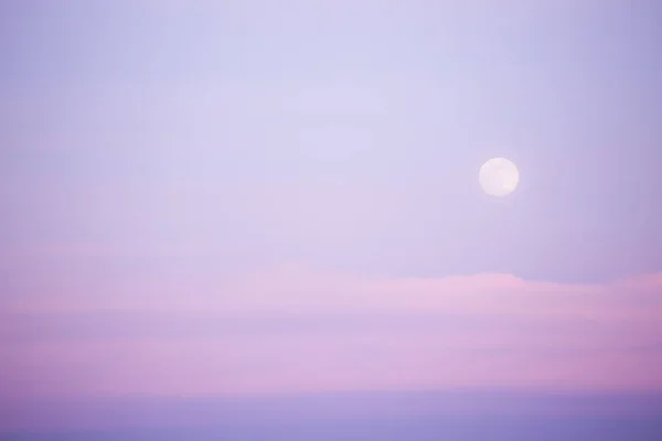 日没の空の背景にスーパームーン パステルカラーの柔らかい雲 — ストック写真