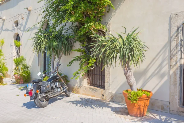2019年10月2日 阳光明媚的一天 一辆摩托车停在意大利西西里锡拉库扎的一座房子外面 房子里有鲜花 — 图库照片