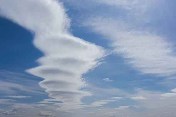 在蓝天的映衬下 异乎寻常的云彩 以爆炸或蘑菇的形式旋转着 — 图库照片