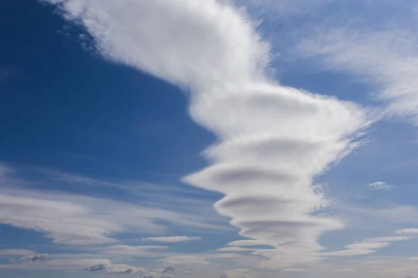 Mavi Gökyüzüne Karşı Alışılmadık Bulutlar Bir Patlama Mantar Şeklinde Bir — Stok fotoğraf