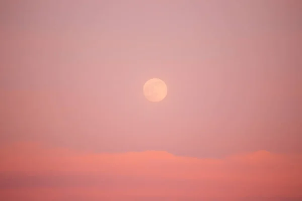 Superksiężyc Tle Zachodzącego Słońca Miękkie Chmury Pastelowych Kolorach — Zdjęcie stockowe