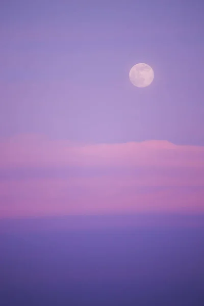 落日的背景上的超级月亮 淡淡的云彩 垂直的 — 图库照片
