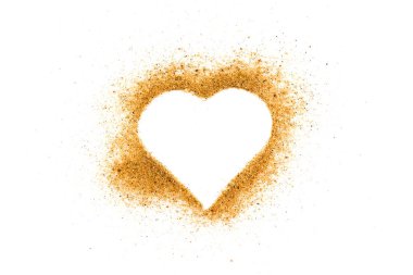 Beyaz bir arka planda kum kalbi, yaz aşkı konsepti randevu ve tatil romanları, deniz kıyısında ilk aşk.