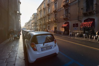 CATANIA, SICILY, ITALY - 1 Ekim 2019: Akşam saatlerinde Catania şehrinin merkezinde, İtalya, Sicilya 'da turizm beldesi.