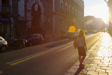 CATANIA, SICILY, ITALY - 1 Ekim 2019: Akşam saatlerinde Catania şehrinin merkezinde, İtalya, Sicilya 'da turizm beldesi.