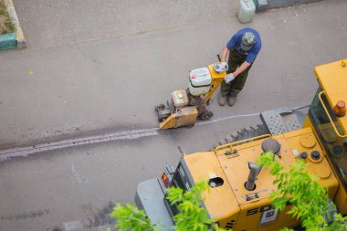 MOSCOW, RUSSIA - 30 Mayıs 2019: Kamu hizmetleri ve karayolu işçileri bir evin bahçesindeki kötü asfaltı değiştiriyor