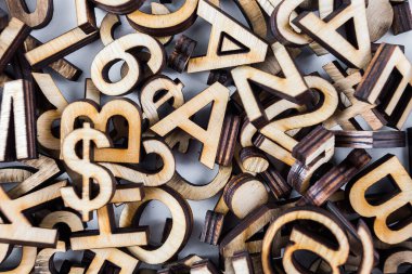 Harfli soyut illüstrasyon, lazerli kontrplak kesiminden alfabe