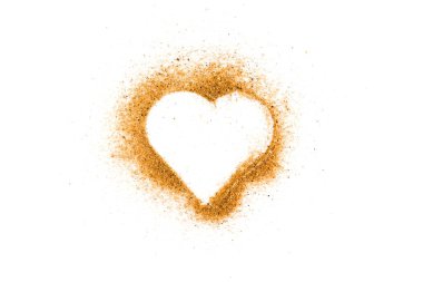 Beyaz bir arka planda kum kalbi, yaz aşkı konsepti randevu ve tatil romanları, deniz kıyısında ilk aşk.