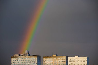 Şehrin üzerine yağan bir bahar yağmurundan sonra karanlık gökyüzünde parlak bir gökkuşağı.