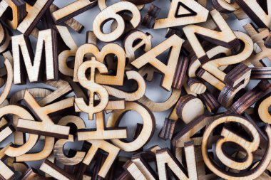 Harfli soyut illüstrasyon, lazerli kontrplak kesiminden alfabe