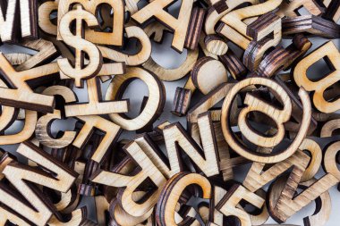 Harfli soyut illüstrasyon, lazerli kontrplak kesiminden alfabe