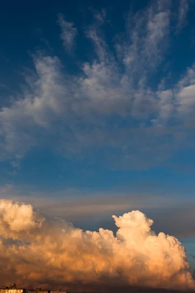 Verticale Lente Kleurrijke Textuur Hemel Met Dramatische Wolken — Stockfoto