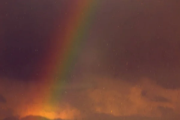 Яркая Радуга Темном Небе После Весеннего Дождя Над Городом Каплями — стоковое фото