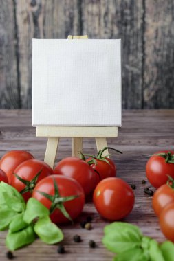 Domates ve bir tuval. 