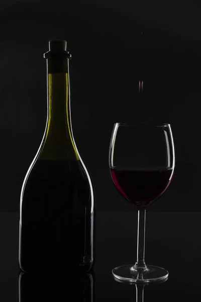 La botella de vino y una gota en la copa . — Foto de Stock