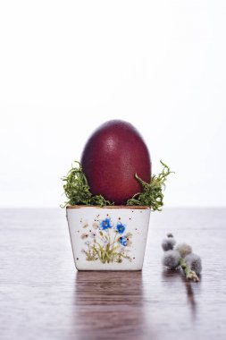 Bir kırmızı Paskalya yortusu yumurta. 