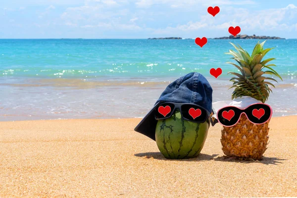 Веселые плоды с сердцем в глазах на морском пляже. Медовый месяц и счастливый день Святого Валентина — стоковое фото