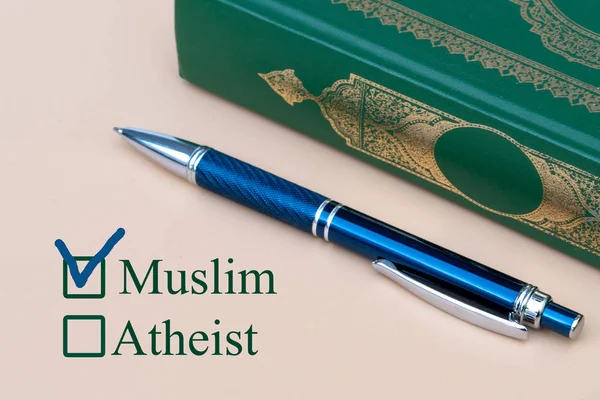 Σε ένα κομμάτι χαρτί είναι γραμμένο μουσουλμάνος και άθεος με μια επιλογή. θρησκεία μουσουλμανική ή άπιστη checkbox σε λευκό χαρτί με στυλό. Έννοια Checklis — Φωτογραφία Αρχείου