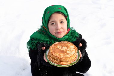 Beyaz arka planda izole edilmiş krepleri olan tatlı bir kız. Shrovetide