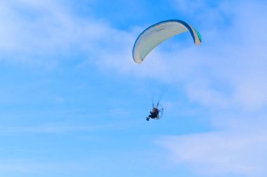 Gökyüzünde bir motoplaner. Rusya, Tataristan, 16 Şubat 2020.