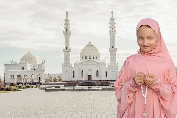 Ein Kind Rosafarbenen Hidschab Mit Einer Perle Der Hand Vor — Stockfoto