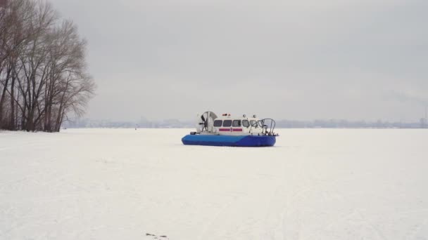 Das Rettungsboot auf dem Airbag von Emercom of Russia bewegt sich auf dem Eis der zugefrorenen Wolga. Russland, Tatarstan, 02. März 2020. — Stockvideo