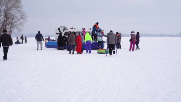 Barn och vuxna står vid räddningsbåten. Vinter. Man på kryckor. Ryssland, Tatarstan, 02 mars 2020 — Stockvideo