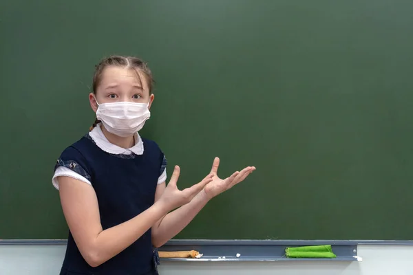 Una Niña Una Colegiala Con Una Máscara Médica Para Pizarra — Foto de Stock