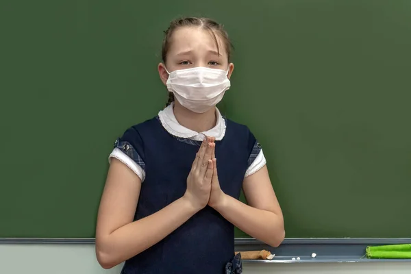 Una Niña Una Colegiala Con Una Máscara Médica Para Pizarra — Foto de Stock