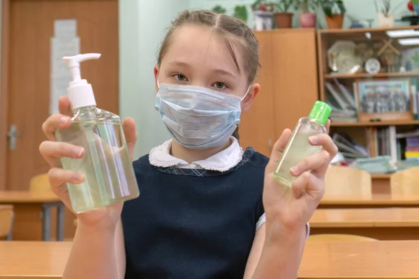 Дівчина Школярка Медичній Масці Тримає Руках Антисептик Дезінфекції Рук Шкільному — стокове фото