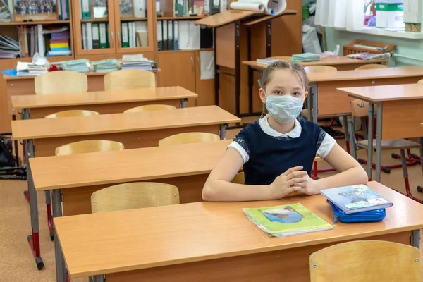 Дівчинка Школярка Захисній Медичній Масці Сидить Самоті Шкільному Класі Концепція — стокове фото