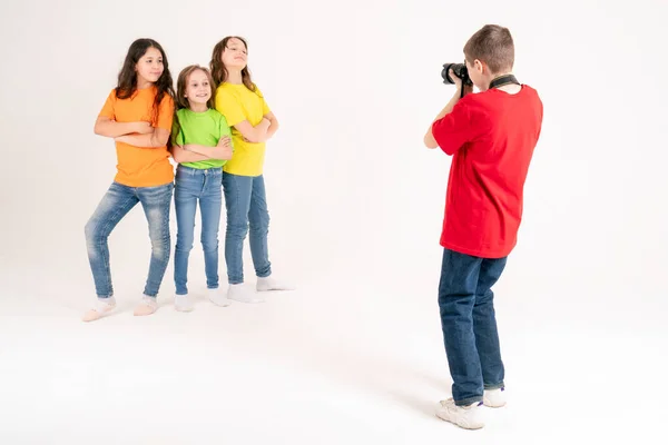 Fotógrafo Niño Toma Fotos Tres Chicas Lindas Con Camisetas Brillantes —  Fotos de Stock