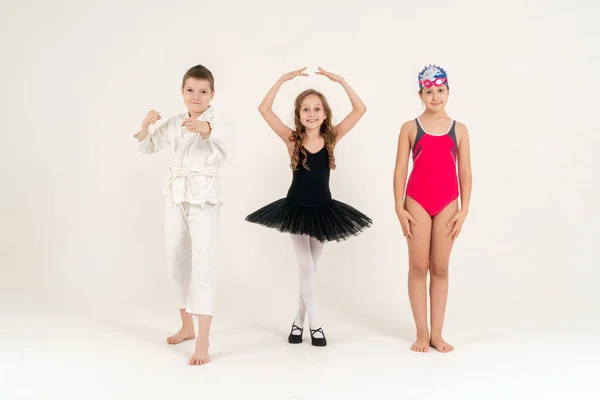 Sport Und Aktivitäten Für Kinder Eine Gruppe Fröhlicher Jungen Und — Stockfoto