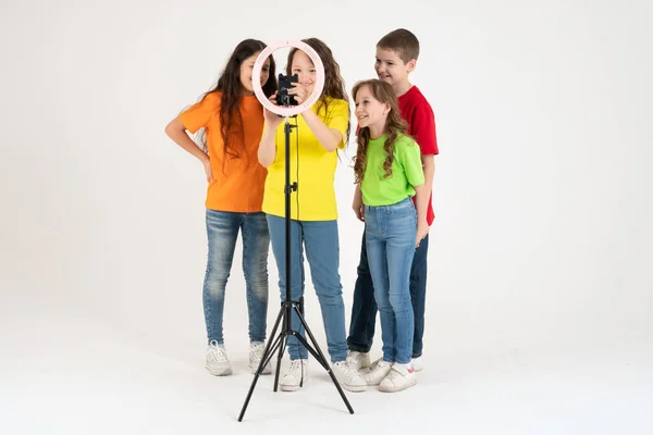 Tres Chicas Adolescentes Niño Sonriendo Filma Video Selfies Teléfono Está —  Fotos de Stock