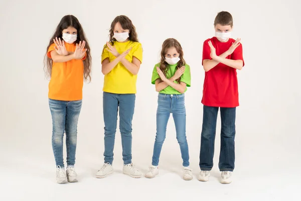 Grupo Escolares Niños Con Coloridas Camisetas Máscaras Médicas Mostrando Gesto — Foto de Stock