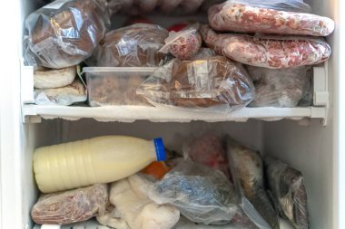Yiyecek stokları buzdolabında. Coronavirus ve karantina
