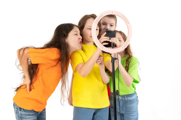 Tres Chicas Adolescentes Niño Sonriendo Filma Video Selfies Teléfono Está —  Fotos de Stock