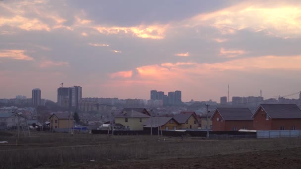 日没時にカザン市郊外の伝統的なカントリーハウスや高層マンション ロシア タタールスタン 2020年4月5日 — ストック動画