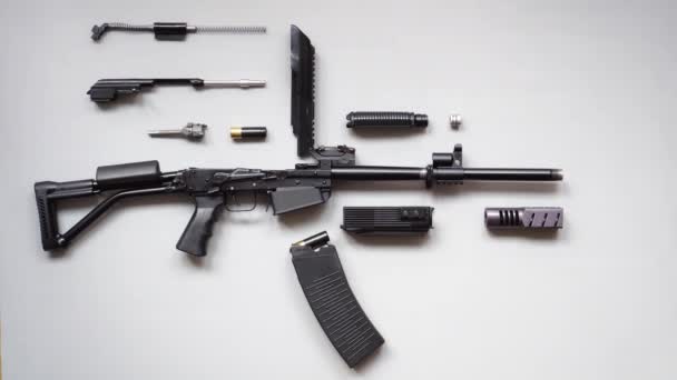 Demontiertes Maschinengewehr Auf Grauem Hintergrund Isoliert Einzelheiten Von Schusswaffen Einem — Stockvideo