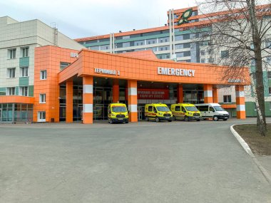 Hastanenin yakınında üç ambulans var. Koronavirüs. Rusya, Tataristan, Nisan 05, 2020.