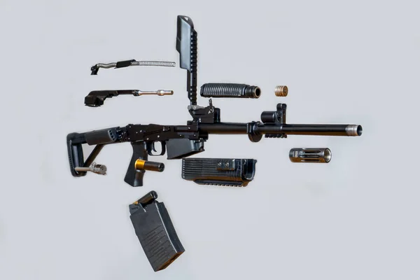 グレーの背景に分解された機関銃ライフルのイノシシ 隔離されてる 分解状態での銃器の詳細 — ストック写真