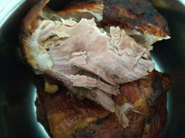 Büyük, iştah açıcı bir parça fırında et, kızarmış bir jambon..