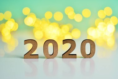 2020 numaralı ahşap arkaplanda Bokeh Yeni Yıl Işıkları. Yeni yıl konsepti, yeni yıl arifesi, kış tatili..