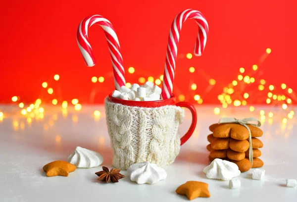 Navidad pan de jengibre casero, leche, cacao, malvaviscos, caramelos sobre fondo rojo con luces de Año Nuevo bokeh.El concepto del Año Nuevo, Nochevieja, vacaciones de invierno . — Foto de Stock