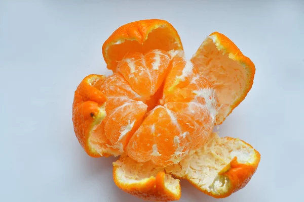 Mandarine pelée sur fond blanc.Fruits orange et segment pelé Isolé. Pile de segments orange — Photo