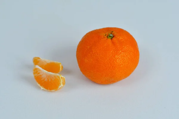Очищений мандарин на білому тлі. Помаранчеві фрукти та очищений сегмент Ізольовані. Купка помаранчевих сегментів — стокове фото